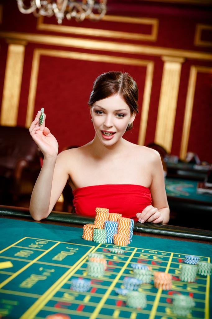 Antarmuka taruhan esports hkbpokerqq menampilkan pasar Mobile Legends dan Free Fire